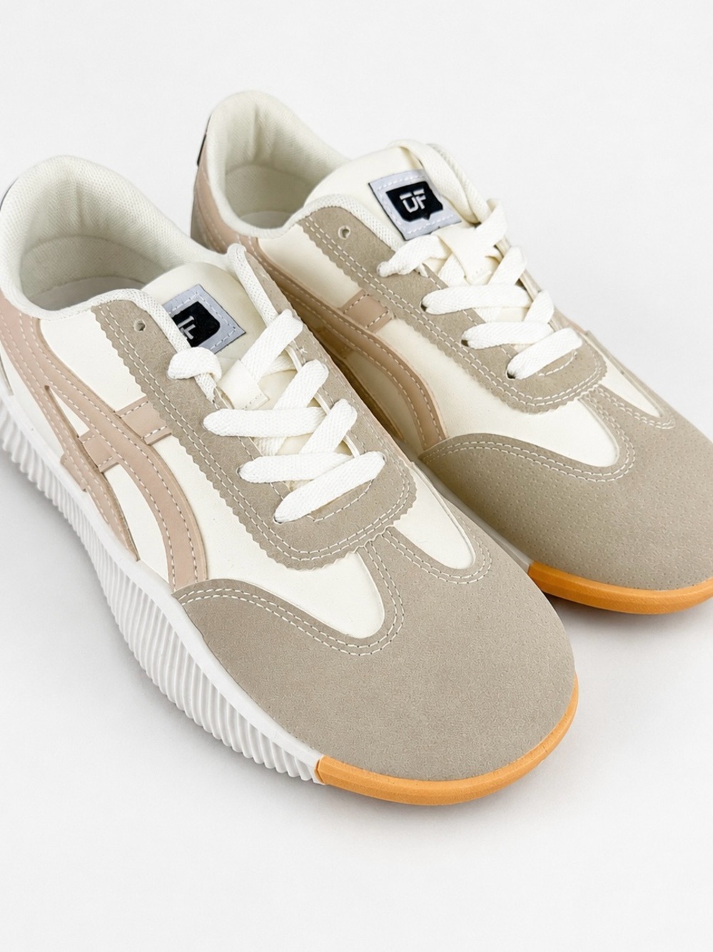 DeFlorance Women’s Size 8.5 Beige Cream Low Top Sneakers Gum Sole Casual Shoes